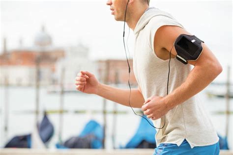 How to Hold Your Phone While Running: A Guide to Balancing Tech and Fitness