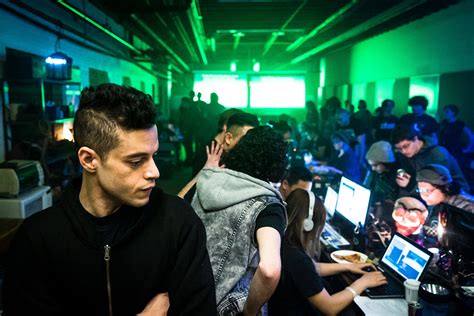 Mr. Robot Bir Dünyanın İçine Dalış: Hackerlik ve Kapitalizm Eleştirisi!